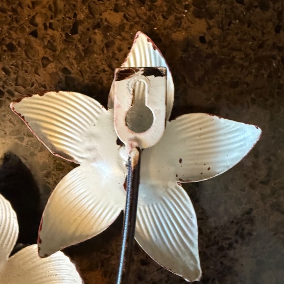 Vintage inspired pair of metal flower wall hooks - Picture 8 of 8